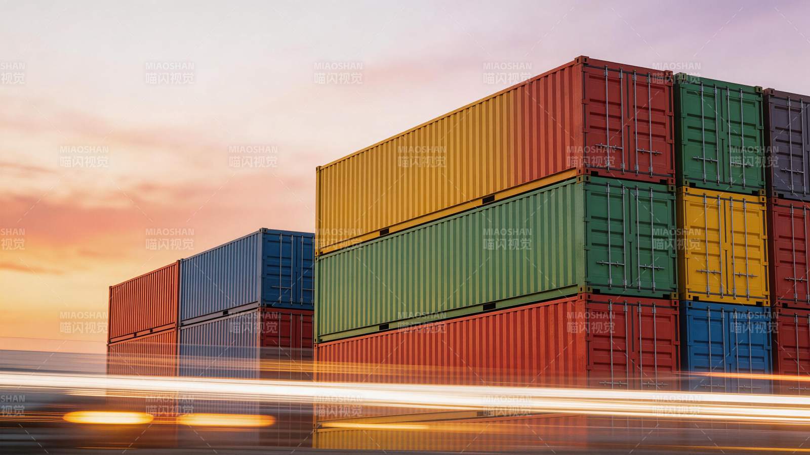 彩色集装箱堆叠在黄昏公路旁图片