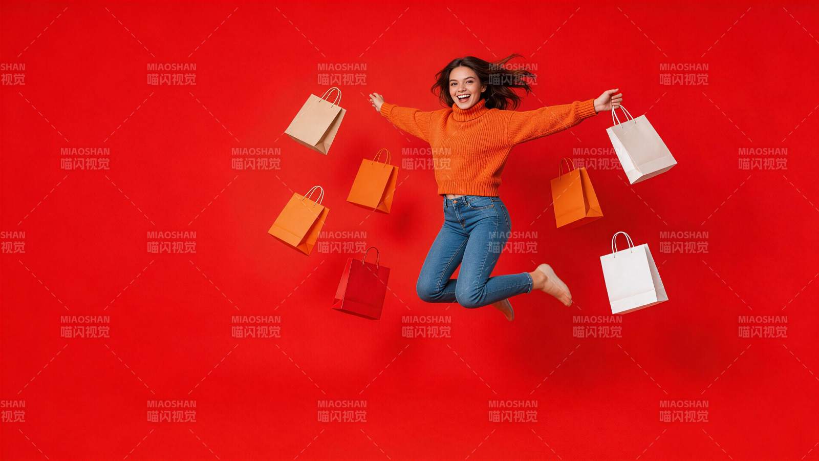 女子跳跃中手持多个购物袋背景为红色图片