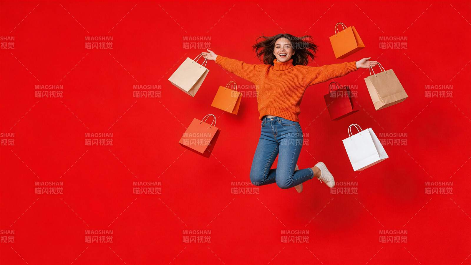 女子跳跃手持多个购物袋背景为红色图片
