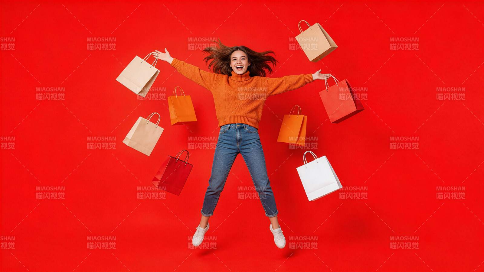 女子跳跃中抛洒多个购物纸袋的瞬间图片