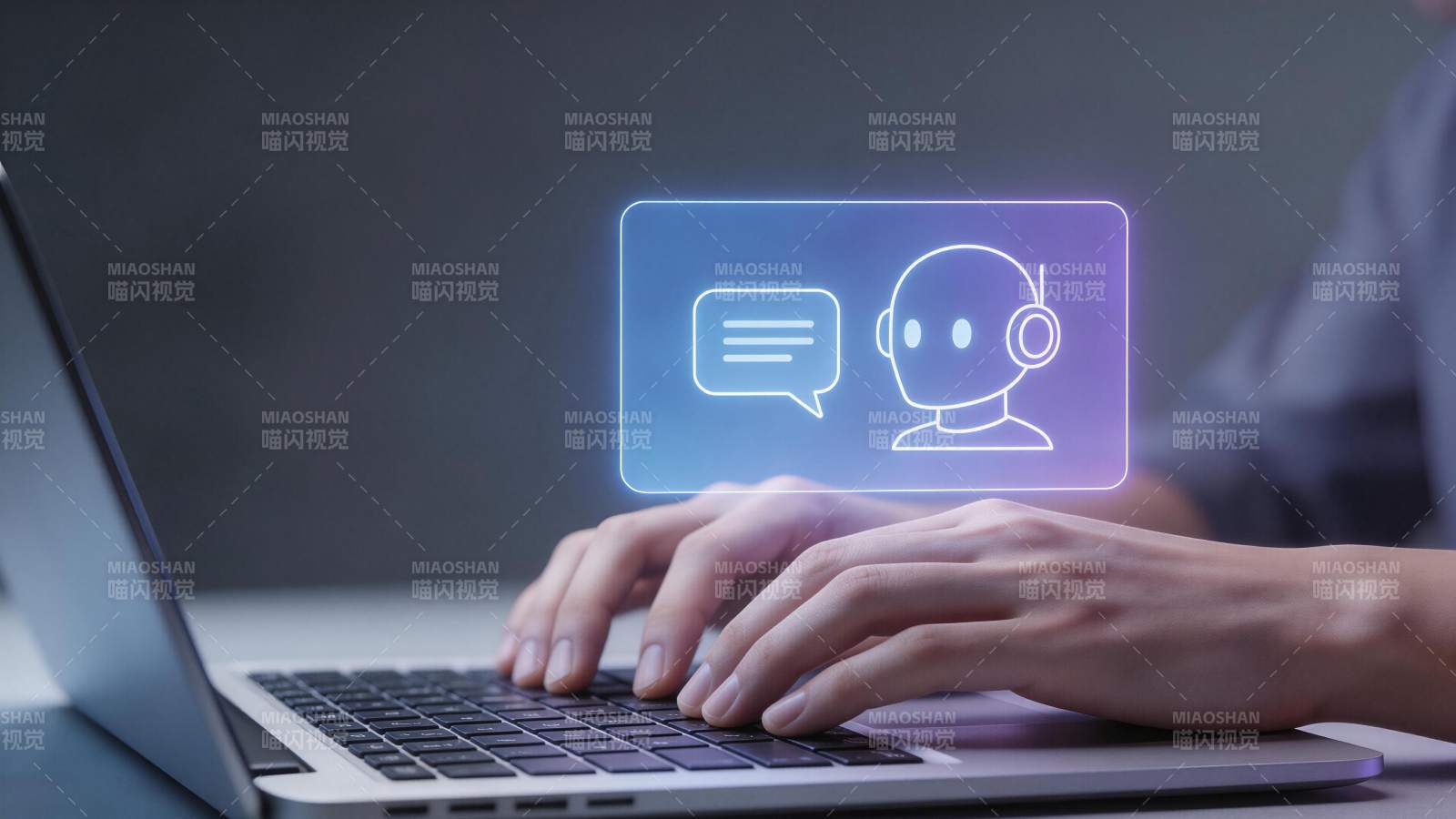 人手操作笔记本电脑与虚拟客服图标交互图片