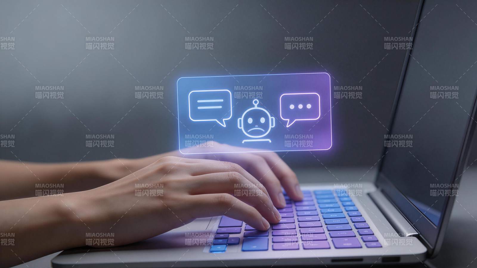 双手操作笔记本电脑与悬浮对话机器人界面图片