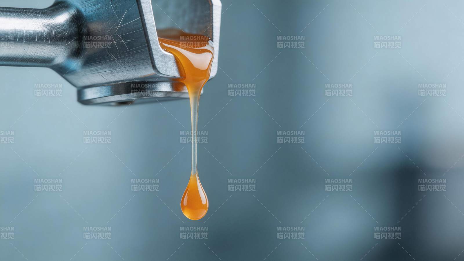 金属出液口滴落橙色黏稠液体特写图片