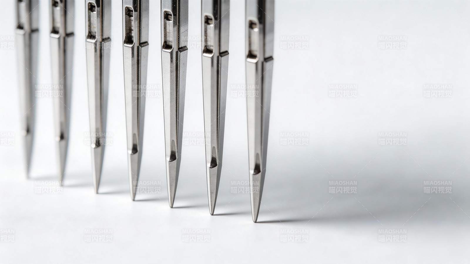 一排金属精密镊子尖端特写排列整齐图片