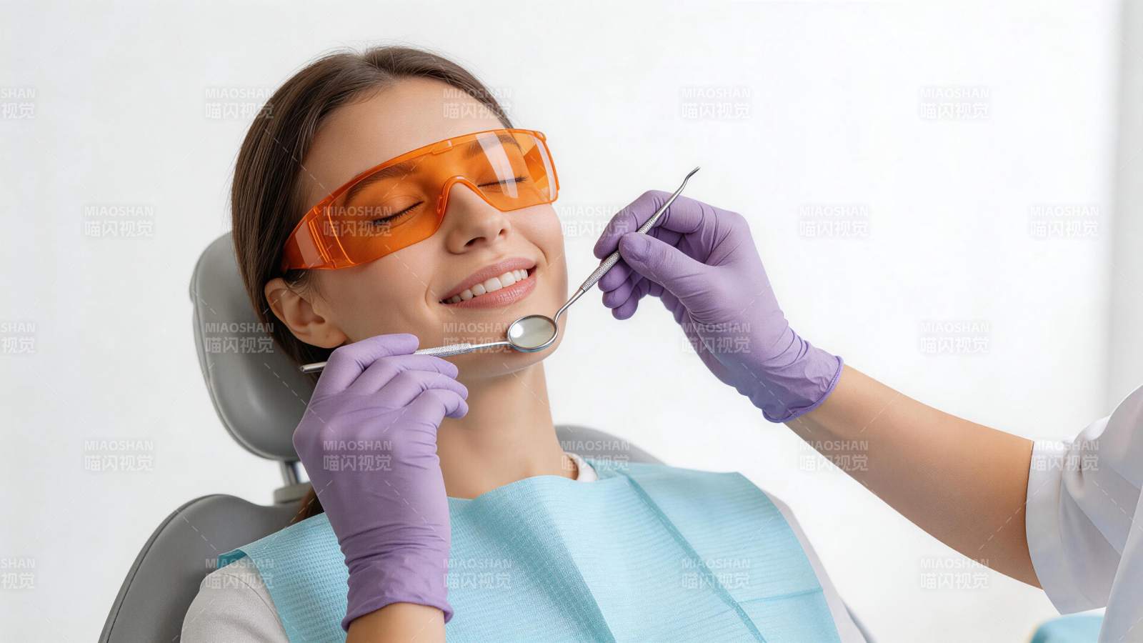 牙医为患者进行口腔检查治疗图片