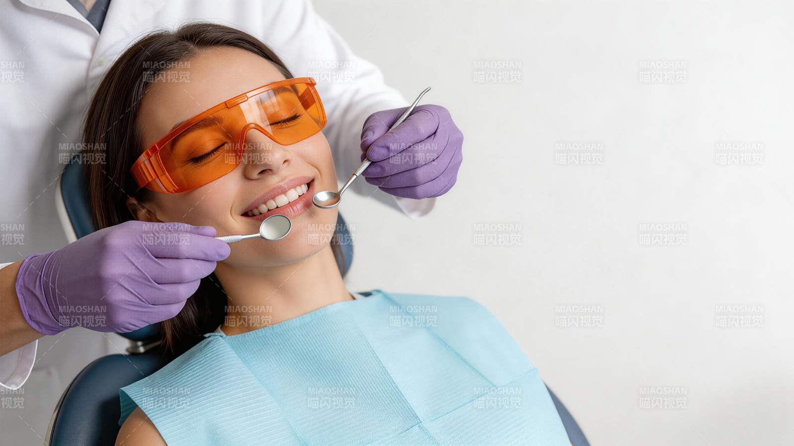 牙医为患者进行口腔检查治疗图片