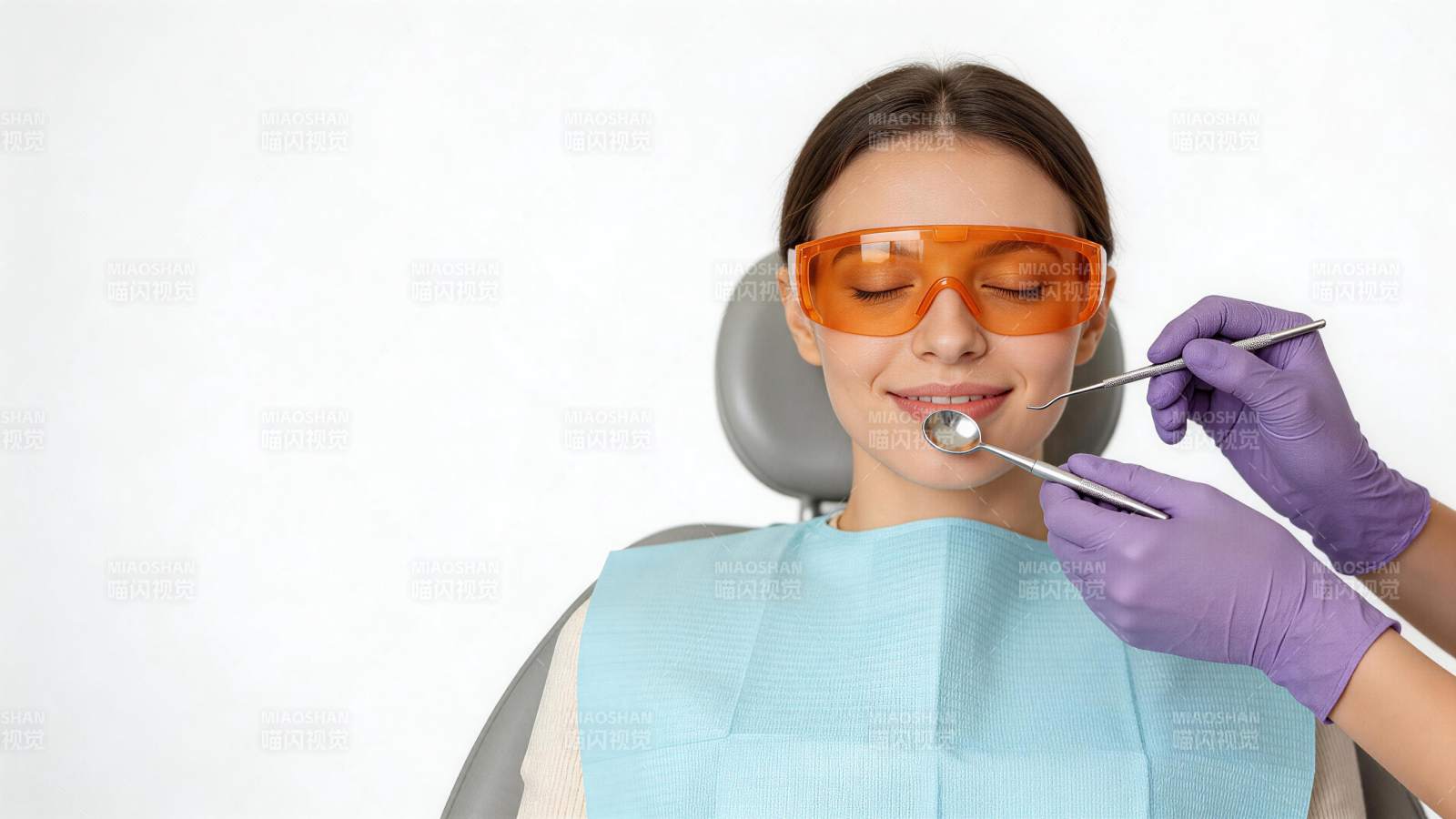 牙医为患者进行口腔检查操作图片