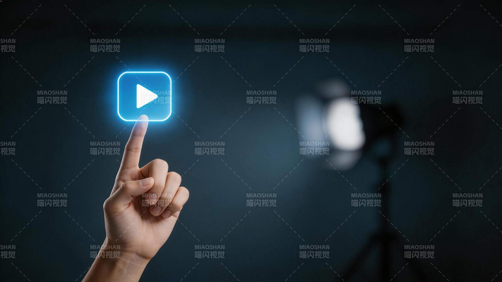 手指触碰发光蓝色播放按钮图标图片