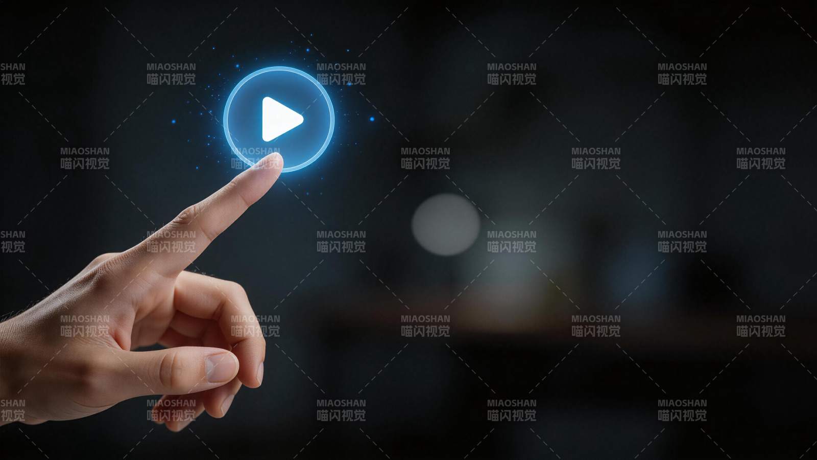 手指触碰发光蓝色播放按钮图标图片