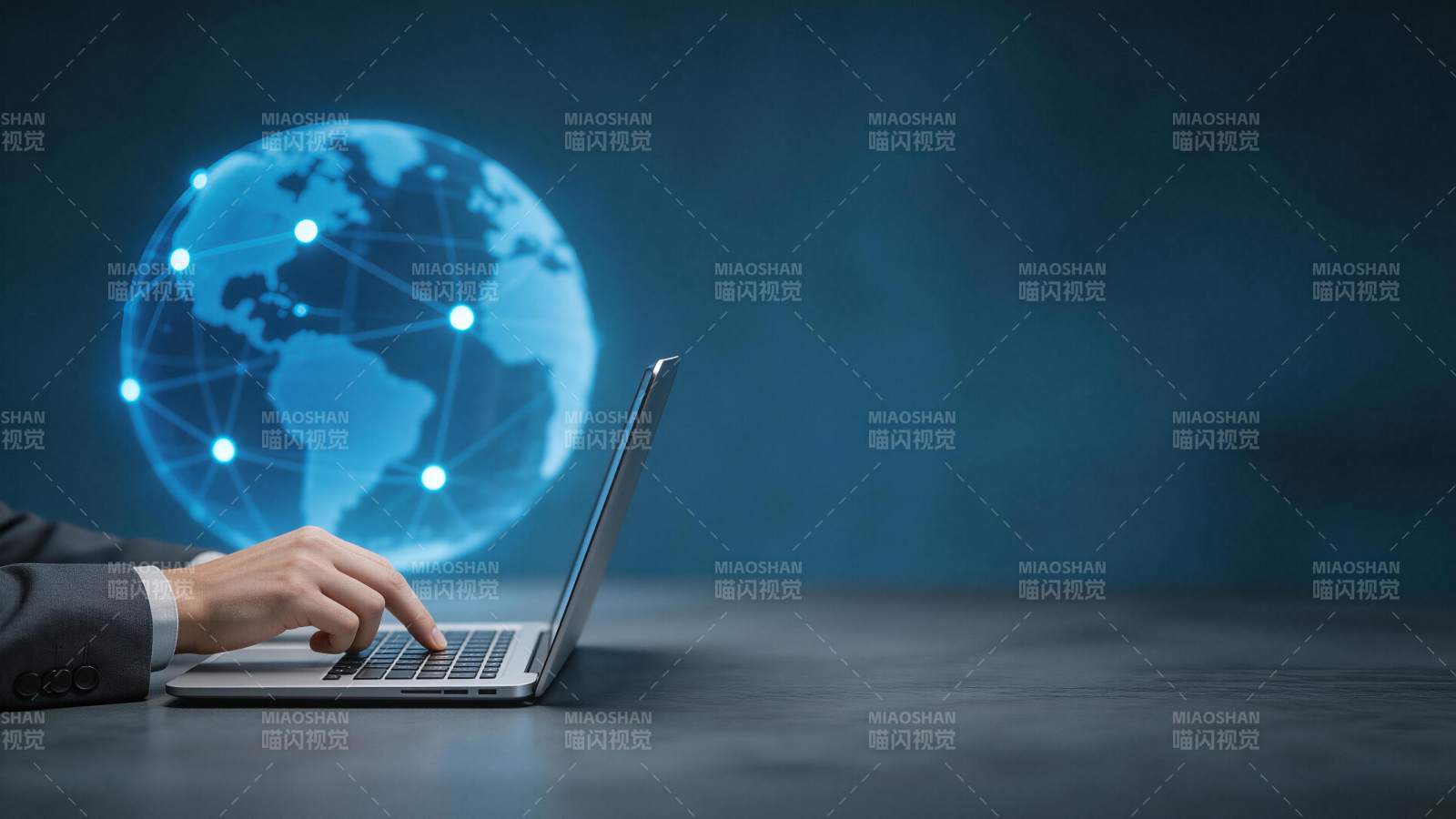 商务人士使用笔记本电脑连接全球网络图片