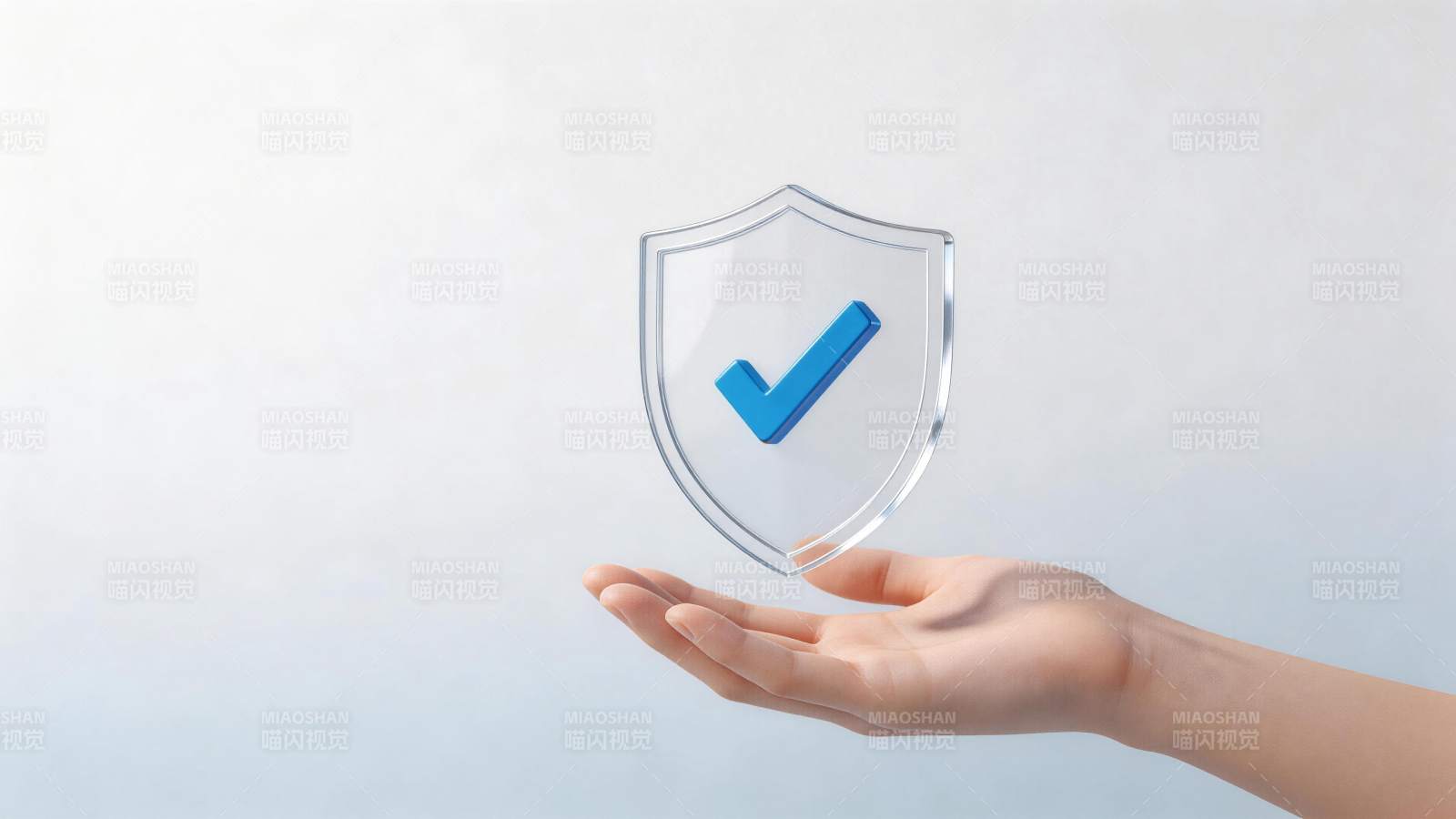 手掌托举透明盾牌内蓝色对勾图标图片
