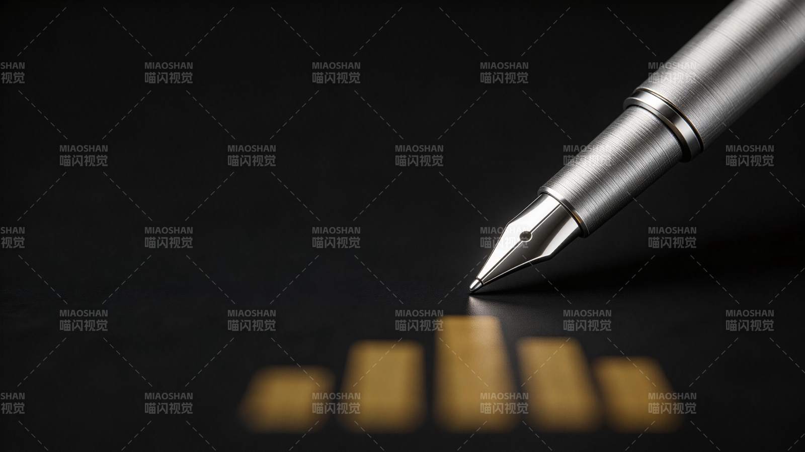 钢笔尖指向模糊金色柱状图表背景图片