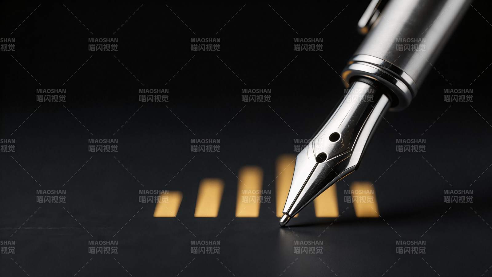 钢笔尖指向金色柱状图表数据图片