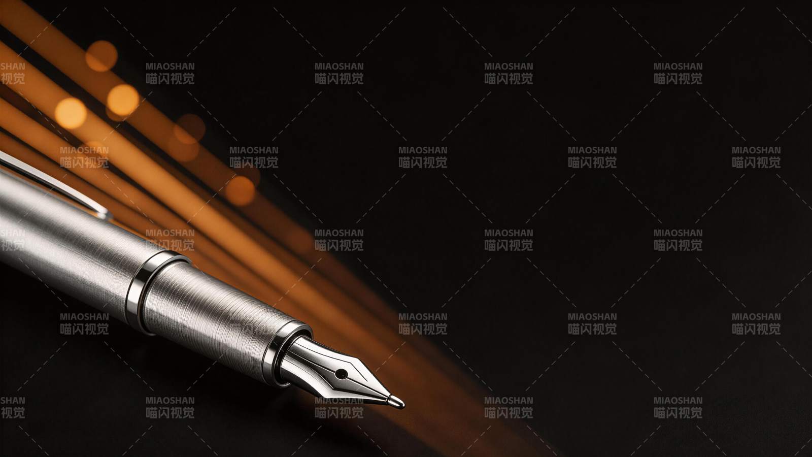 金属钢笔特写与暖色光斑背景图片