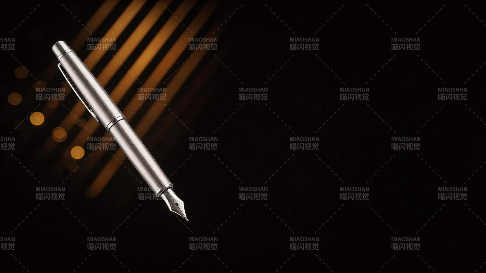银色钢笔悬浮于暗色背景光斑之中图片