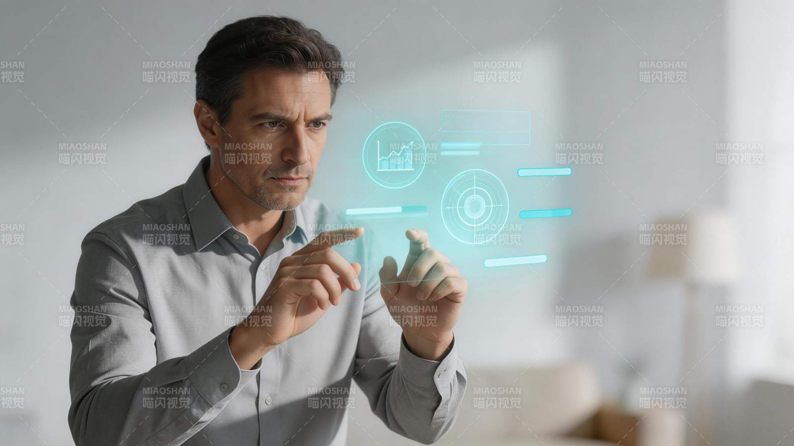 男子操作全息投影数据界面图片