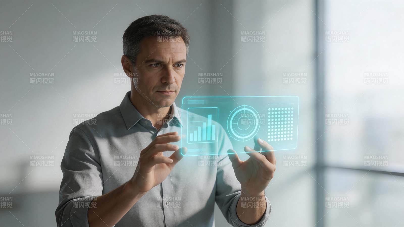 中年男子操作全息数据图表界面图片