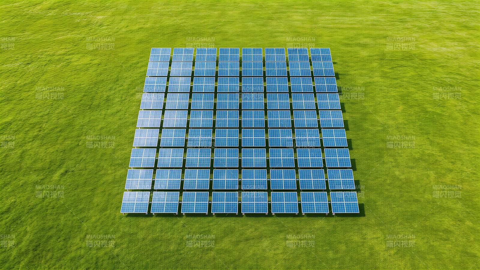 绿色草地上整齐排列的太阳能电池板阵列图片