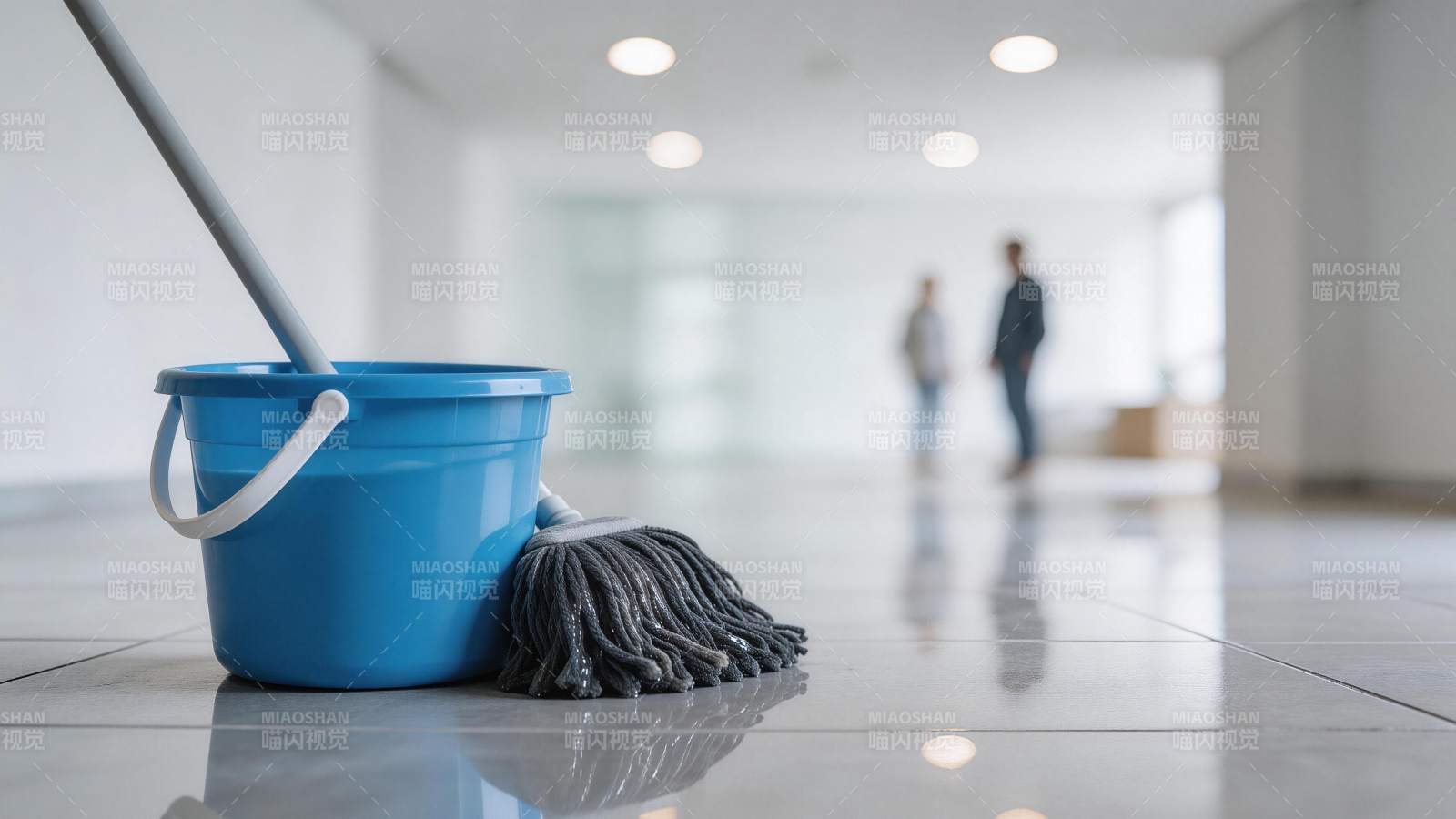 蓝色水桶拖把置于光洁瓷砖地面前景图片