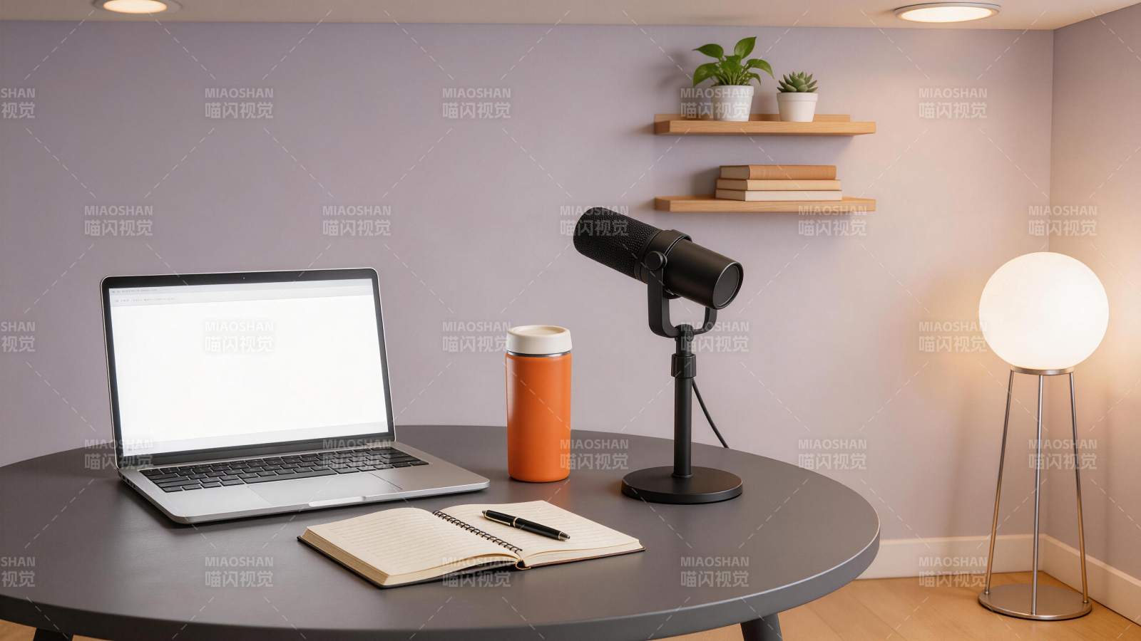圆形桌面上摆放笔记本电脑与麦克风录音设备图片