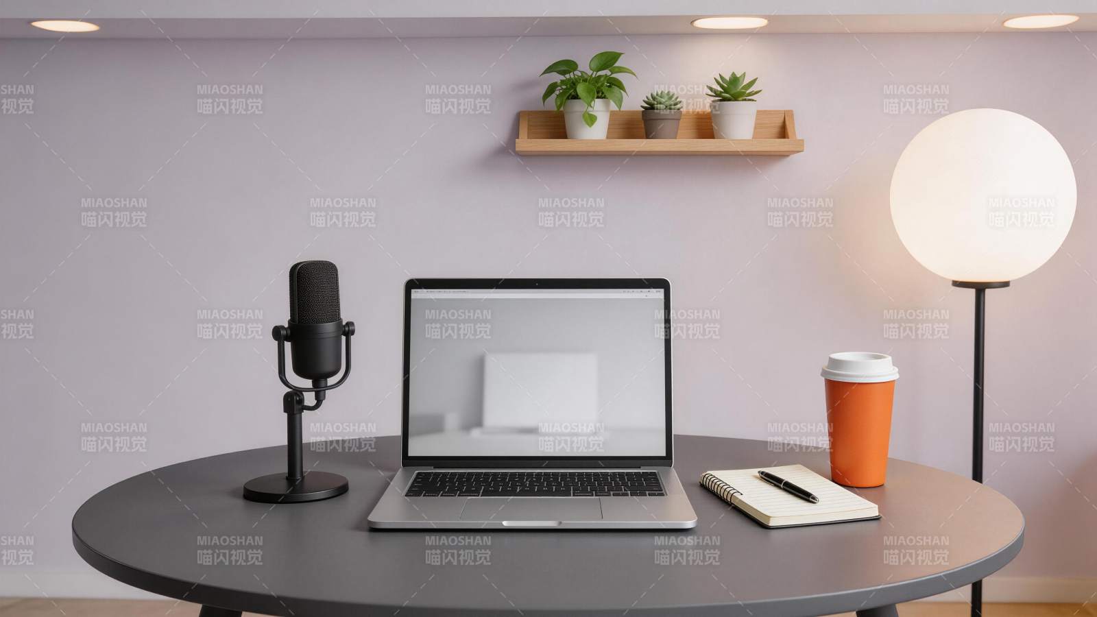 圆形桌面上摆放笔记本电脑与麦克风等办公用图片