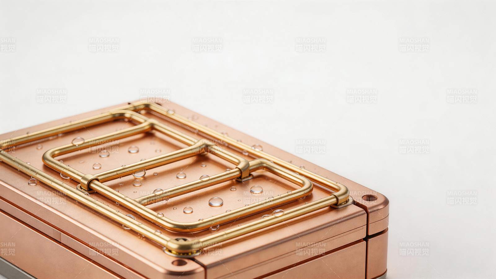 铜色金属盒表面水珠与金色管路结构特写图片