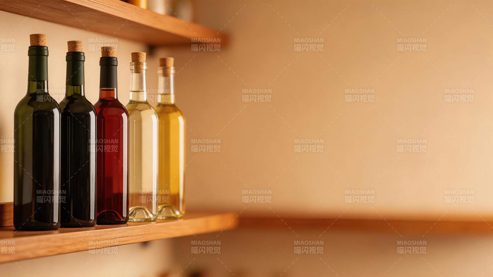 木质架子上排列的五瓶不同颜色酒液图片