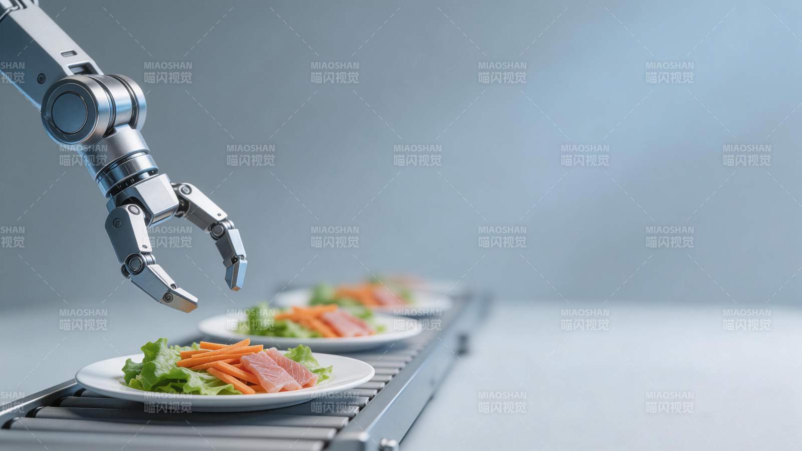 机械臂在传送带上精准摆放生鱼片沙拉图片