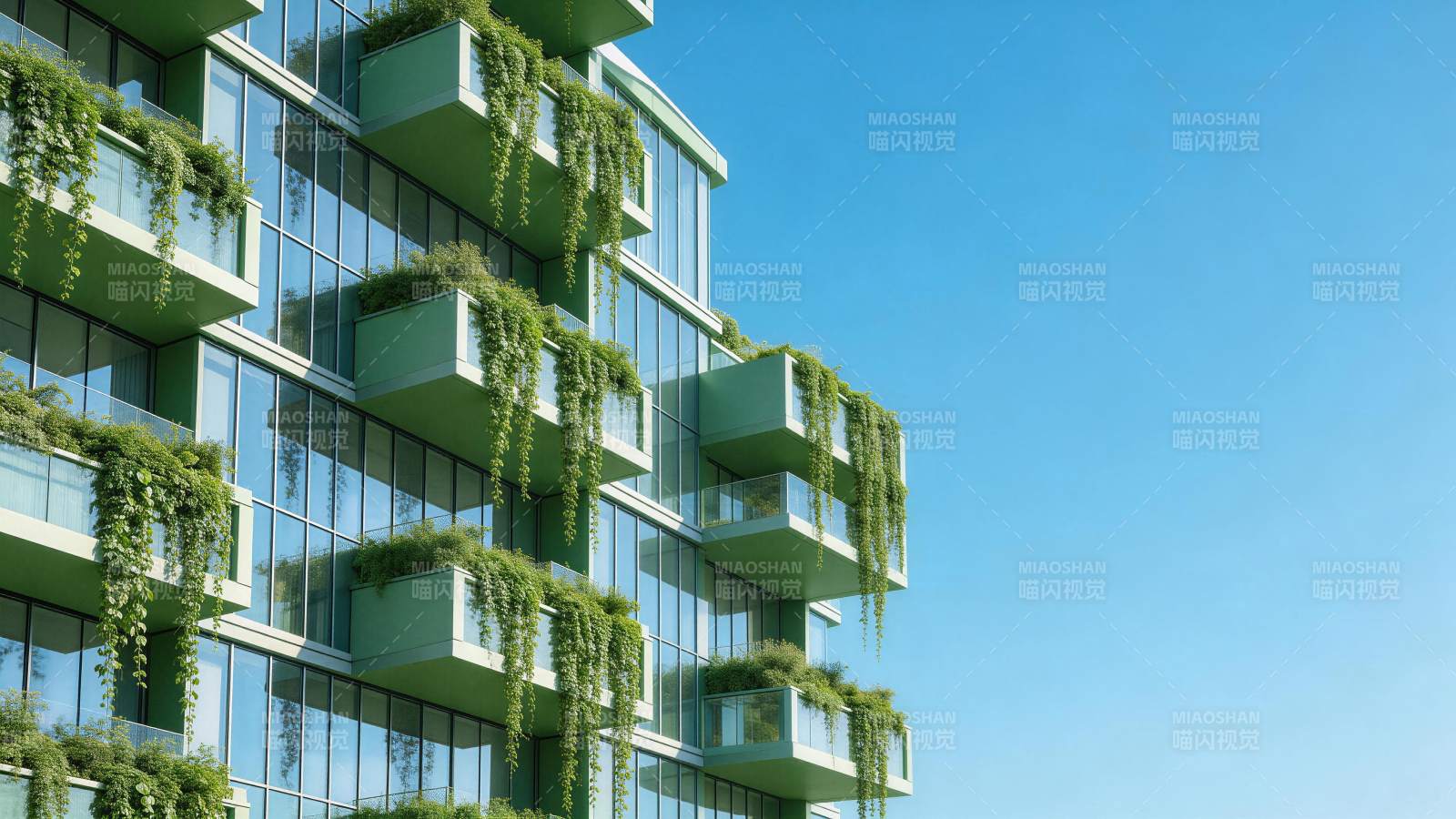 绿植覆盖的现代玻璃幕墙建筑外观图片