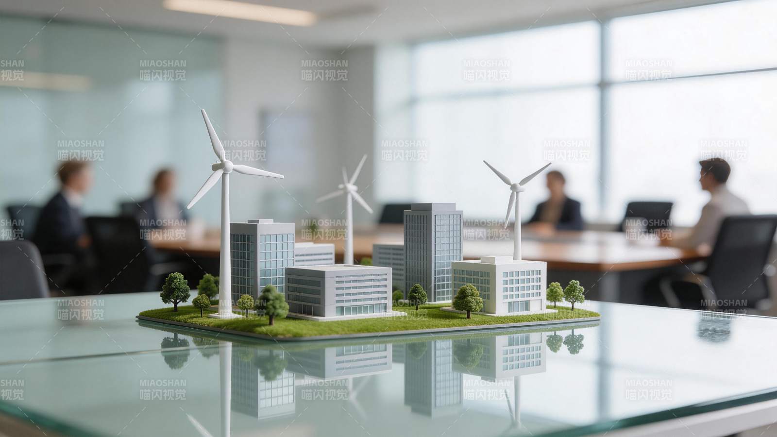 办公桌上风力发电模型与会议场景图片
