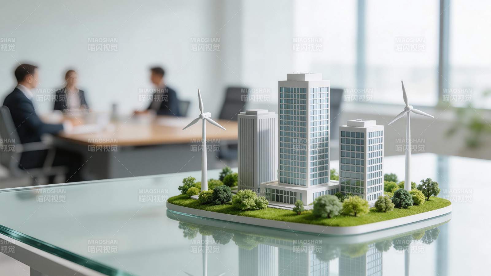 办公桌上城市模型与风力发电机微缩景观图片