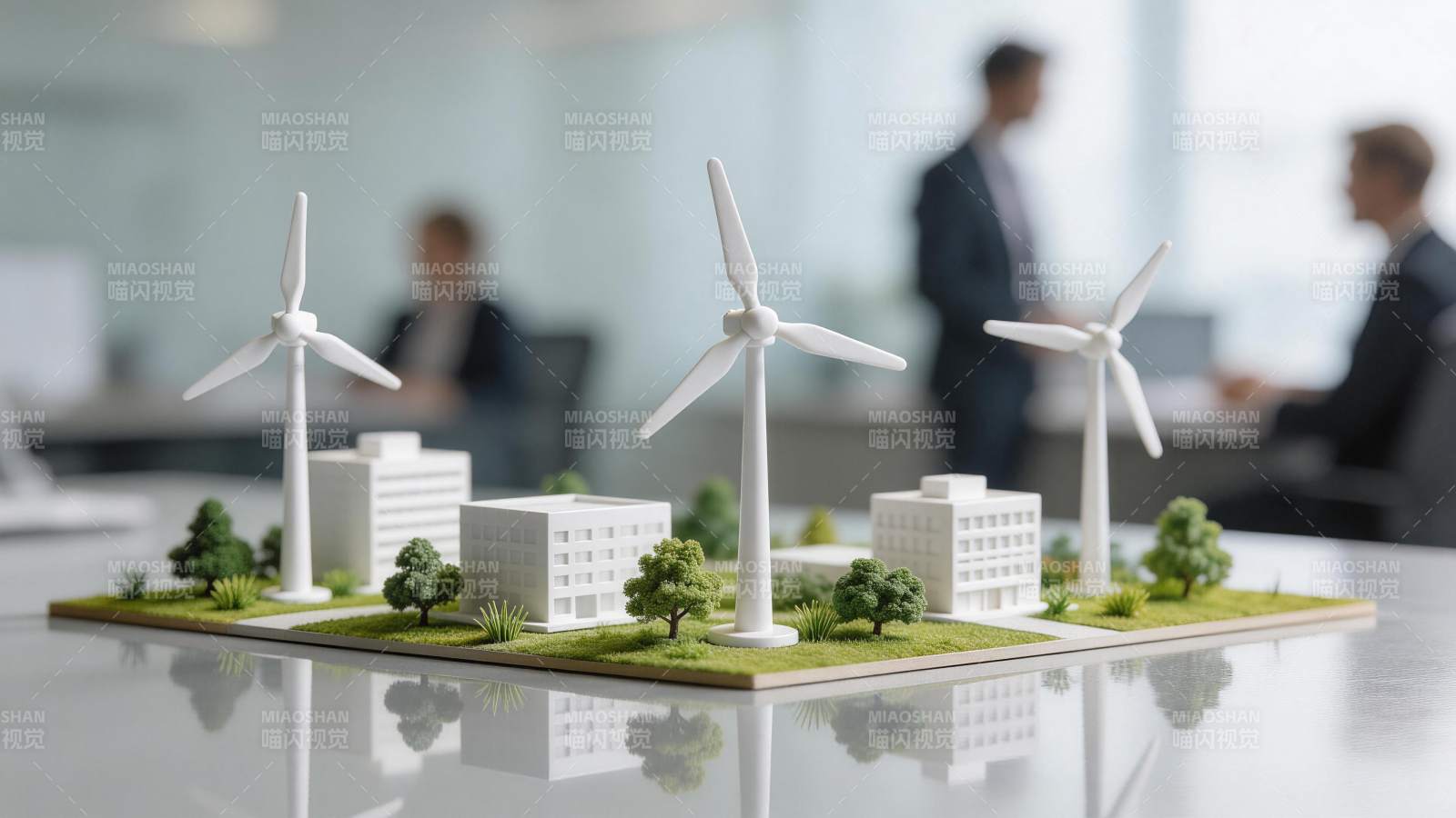 办公桌上风力发电模型与建筑微缩景观图片