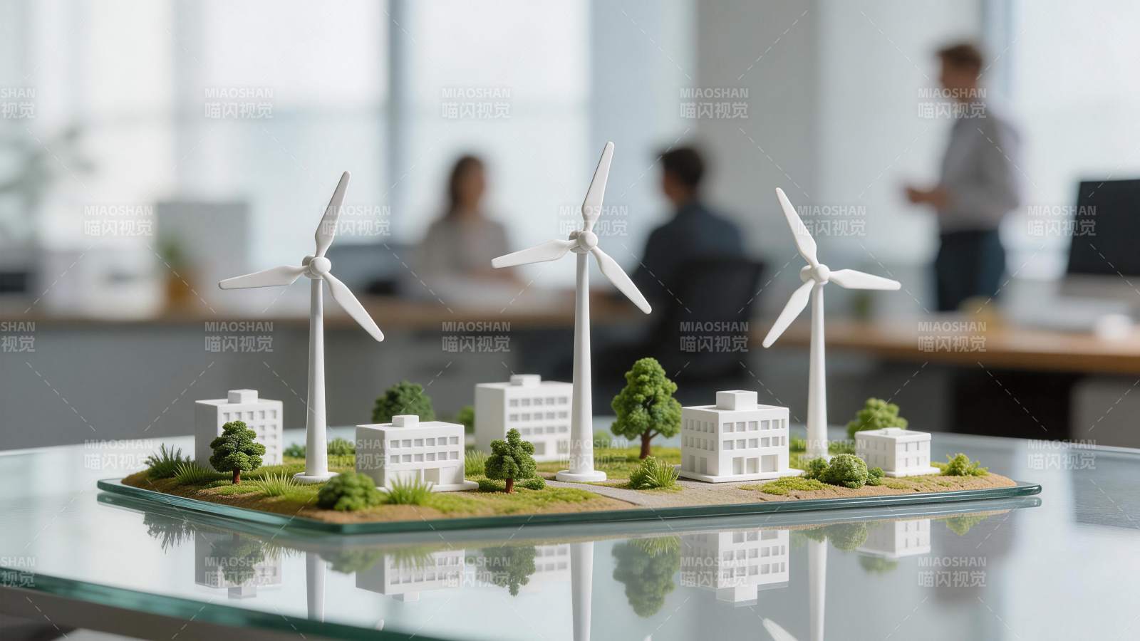 办公桌上风力发电模型与微型建筑群展示图片