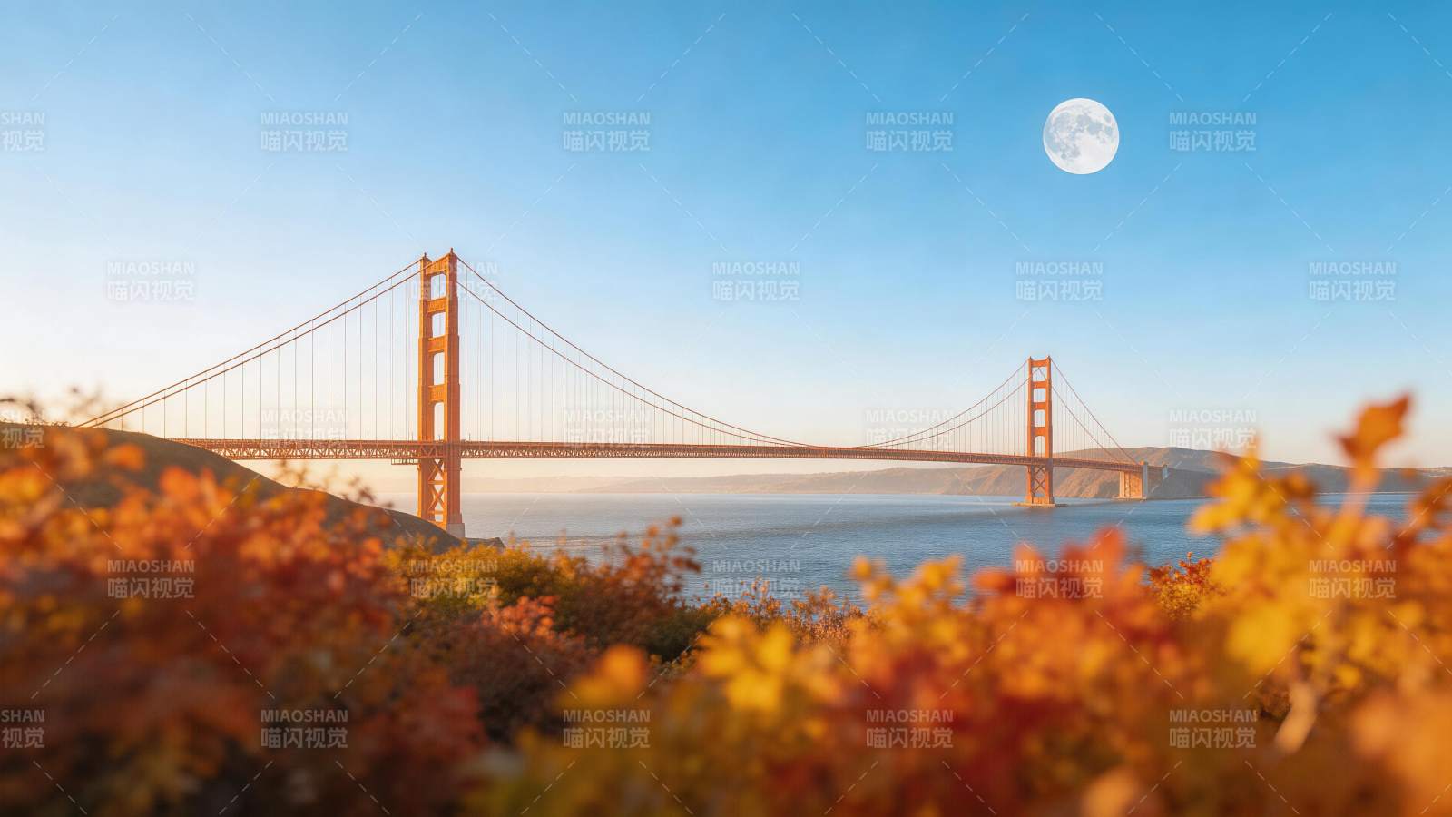 金门大桥秋日黄昏满月高悬景观图片