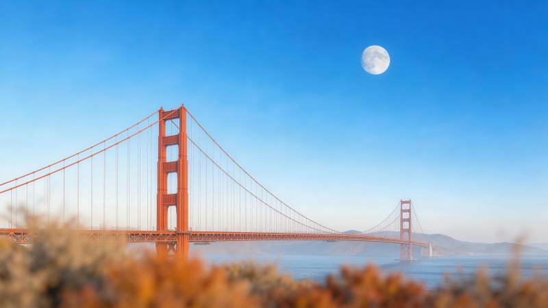 金门大桥与满月同框的清晨景观图片