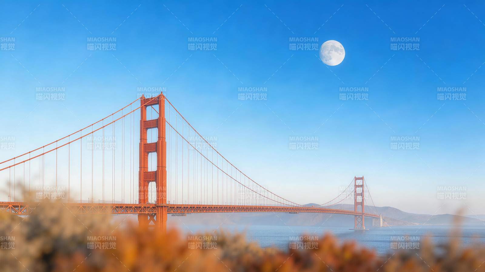 金门大桥与满月同框的清晨景观图片