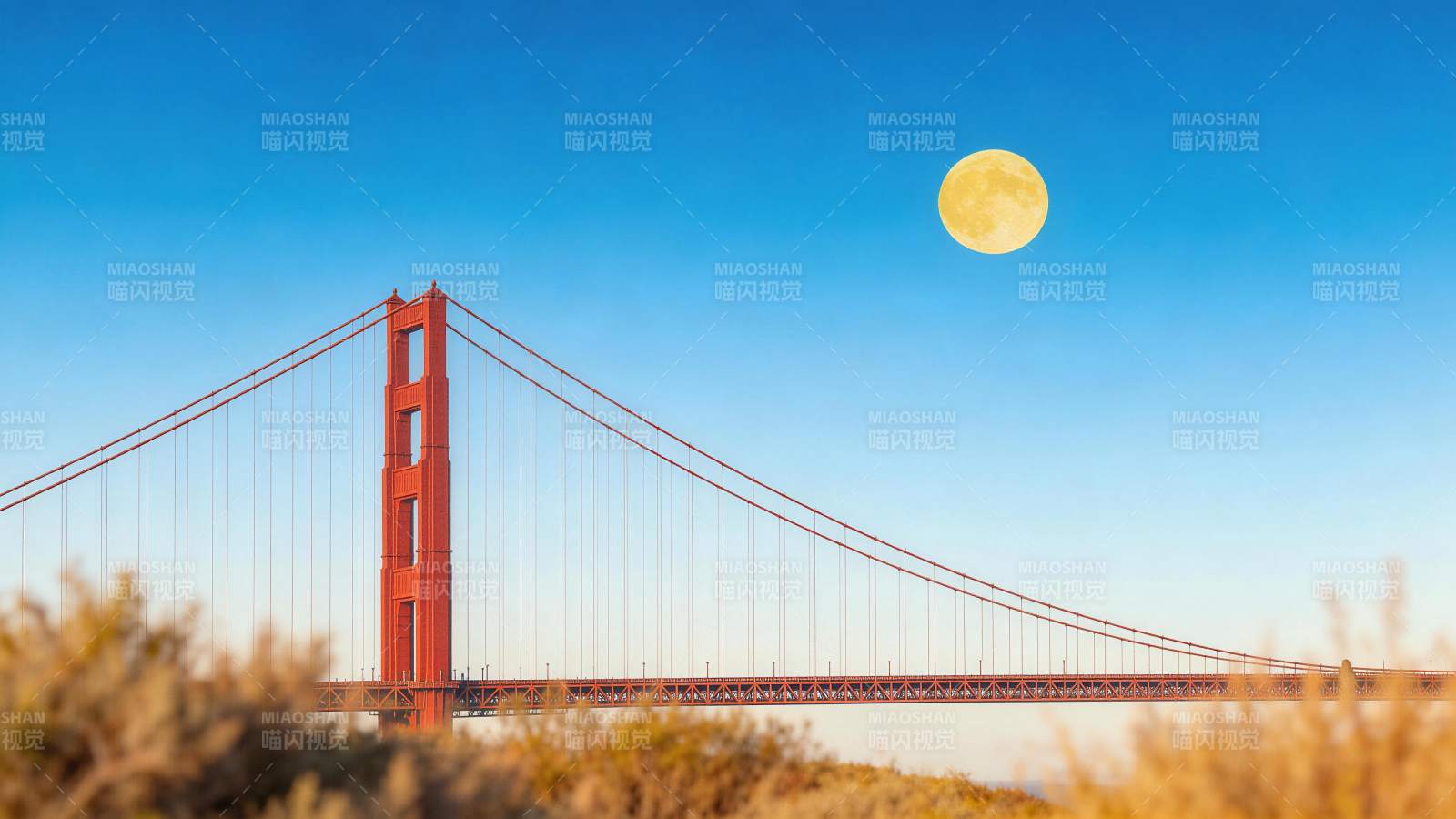 金门大桥与满月同框的壮丽景观图片