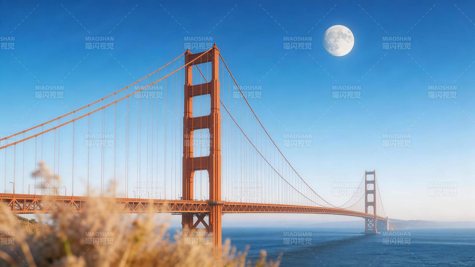 金门大桥与满月同框的壮丽海景图片