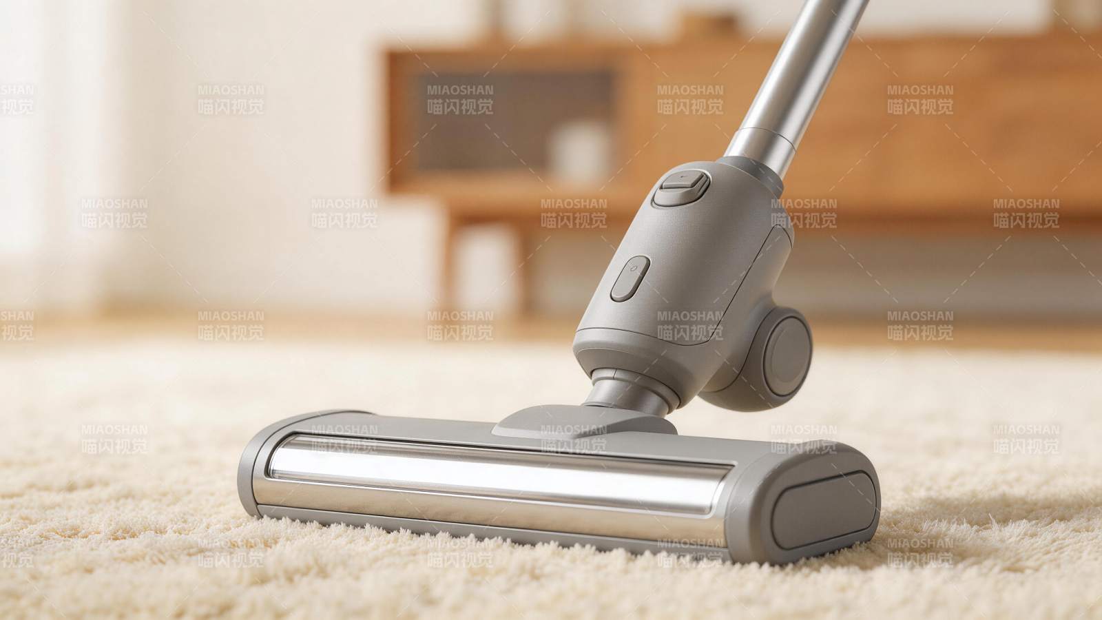 灰色手持吸尘器置于米色地毯上特写图片