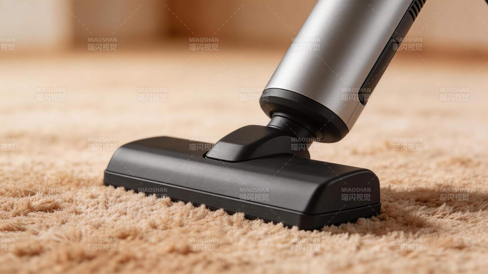 手持吸尘器正在清洁浅色地毯表面图片