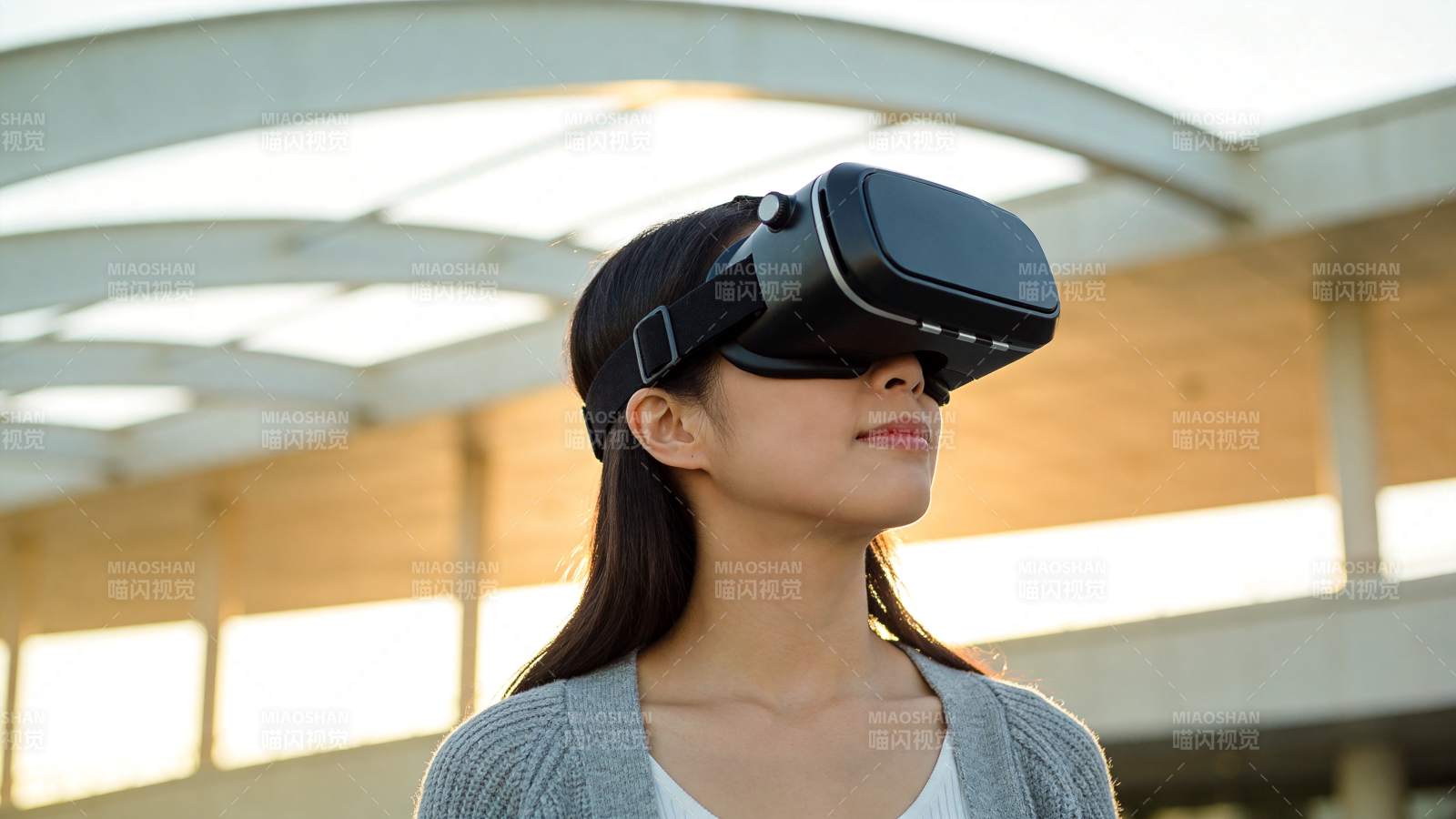 女性佩戴黑色虚拟现实头戴设备体验场景图片