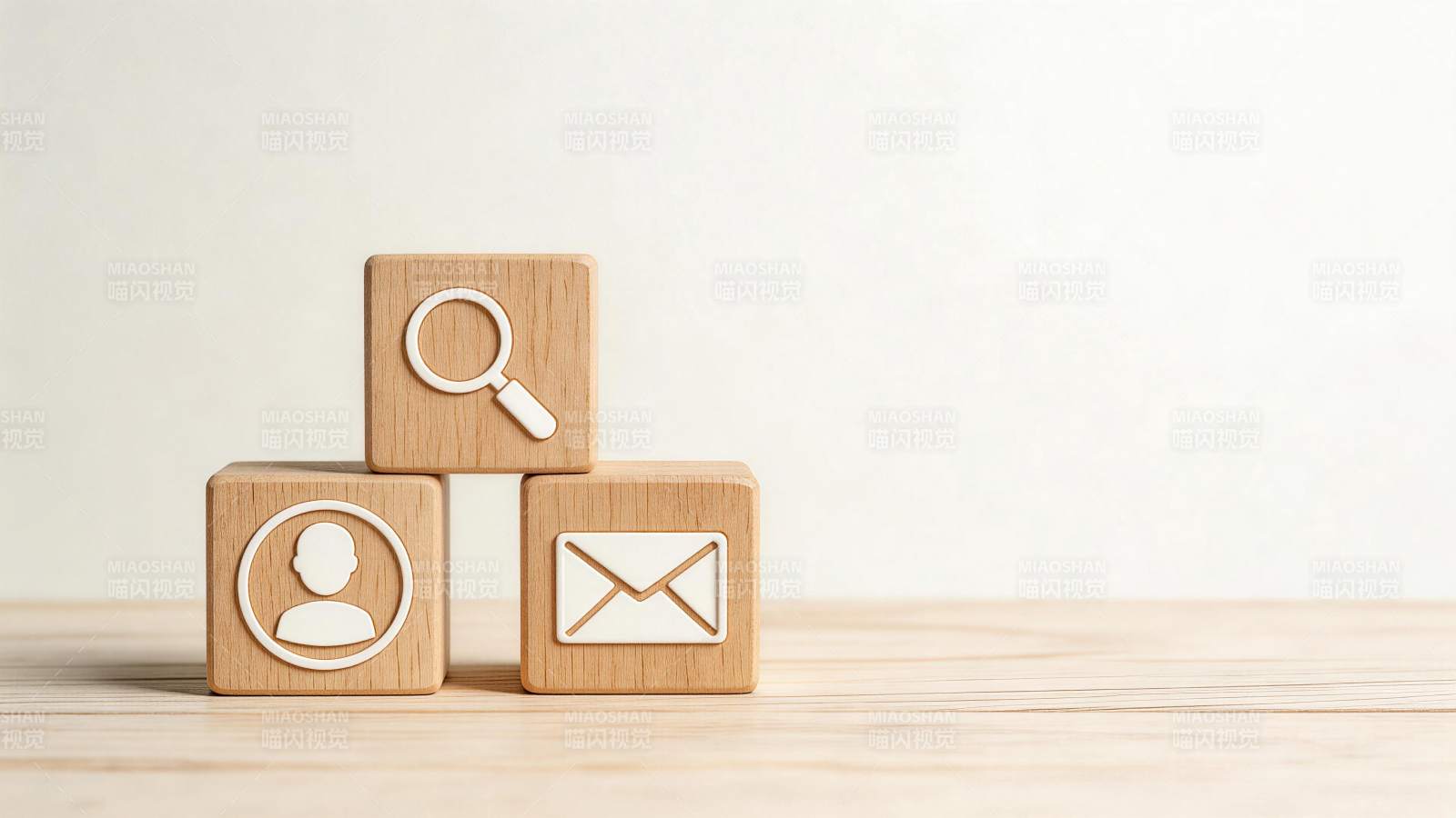 木质积木上的搜索用户邮件图标组合图片