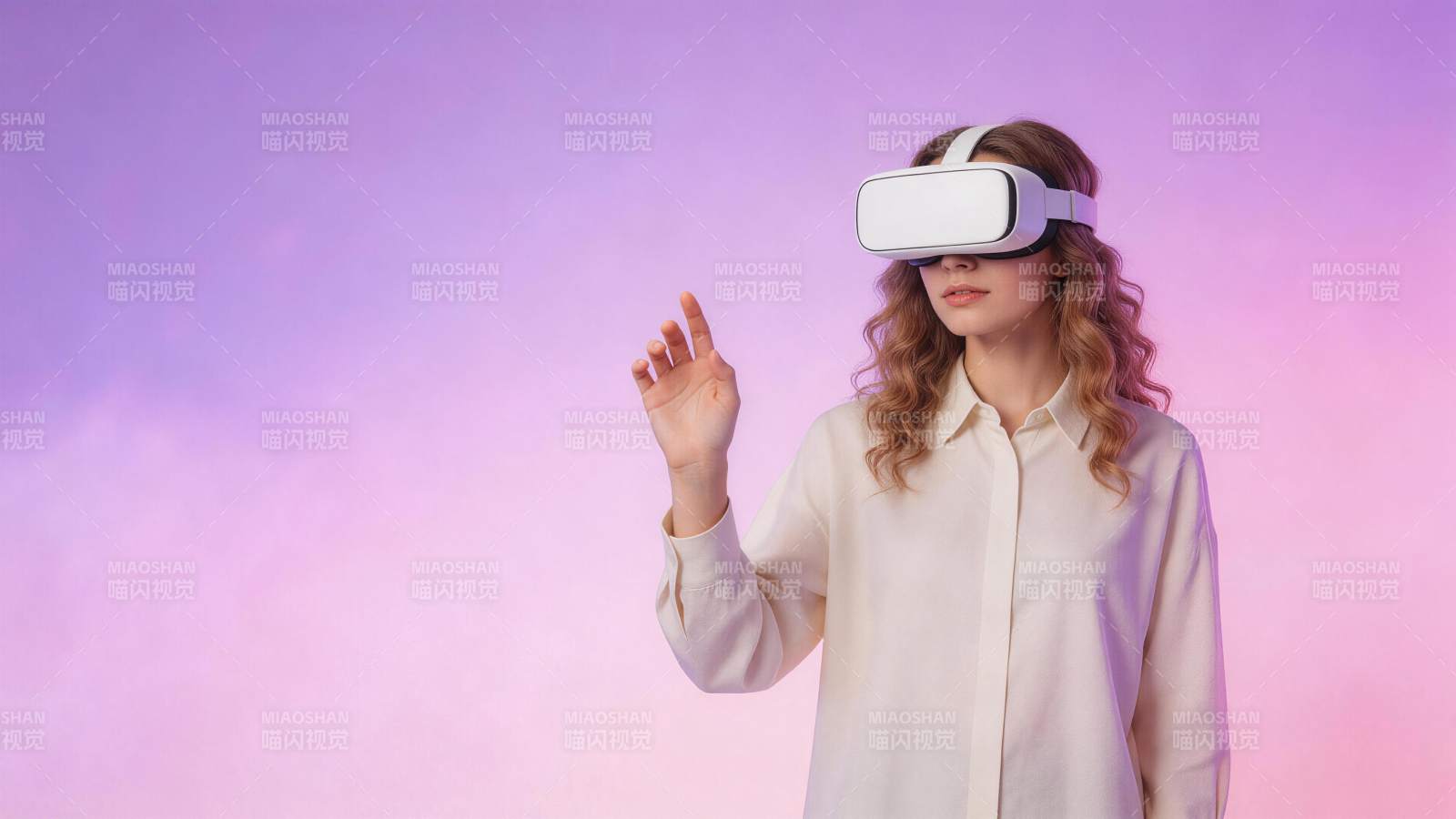 女性佩戴白色VR头显进行虚拟现实操作图片