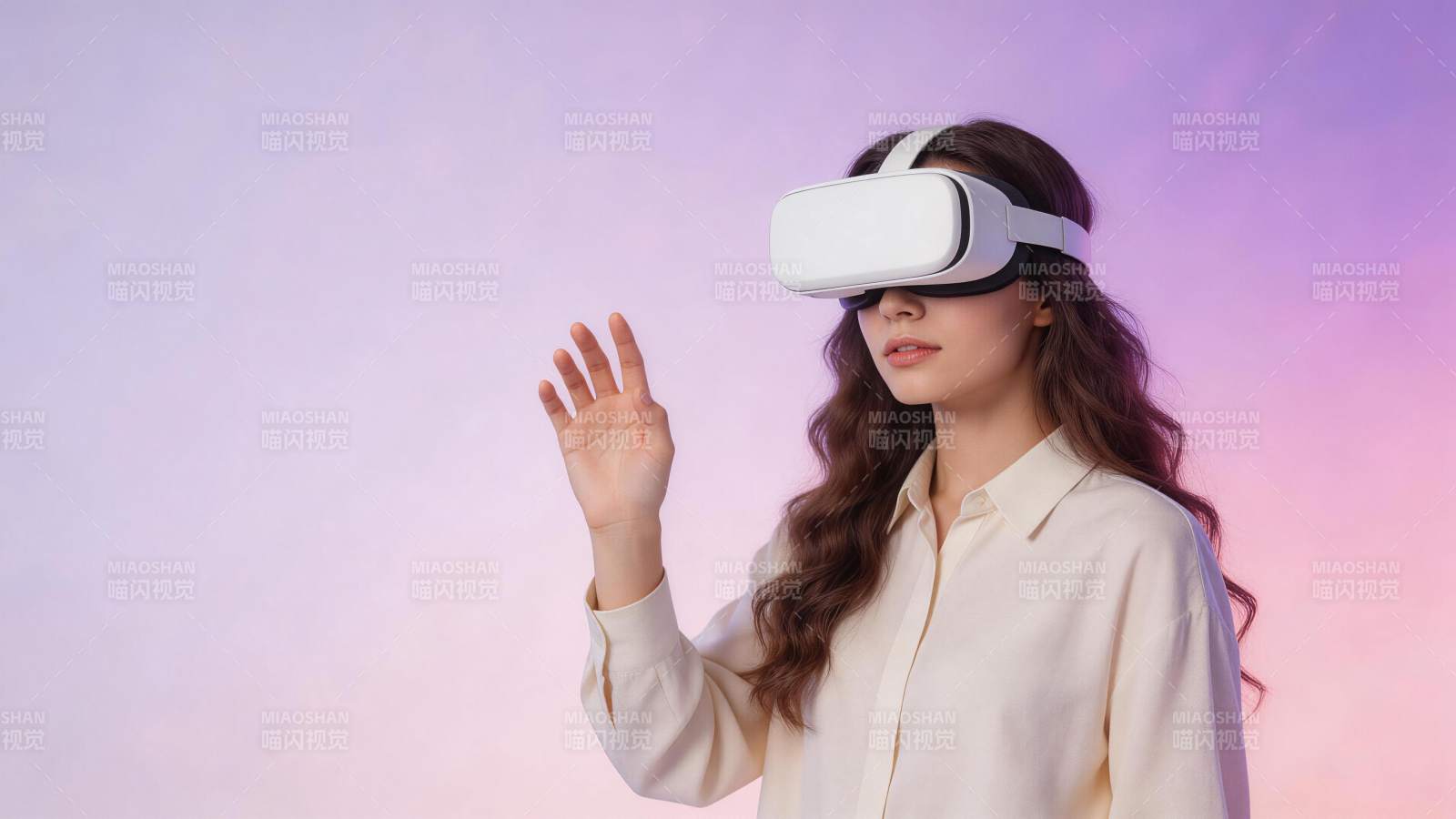 女性佩戴白色VR头显进行虚拟现实交互图片