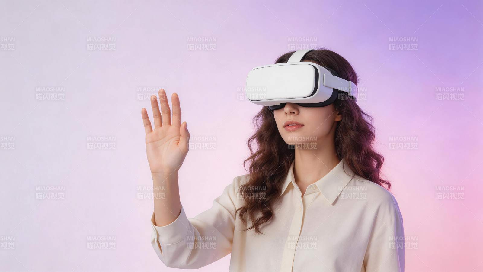 女性佩戴白色VR头显伸手交互虚拟现实图片