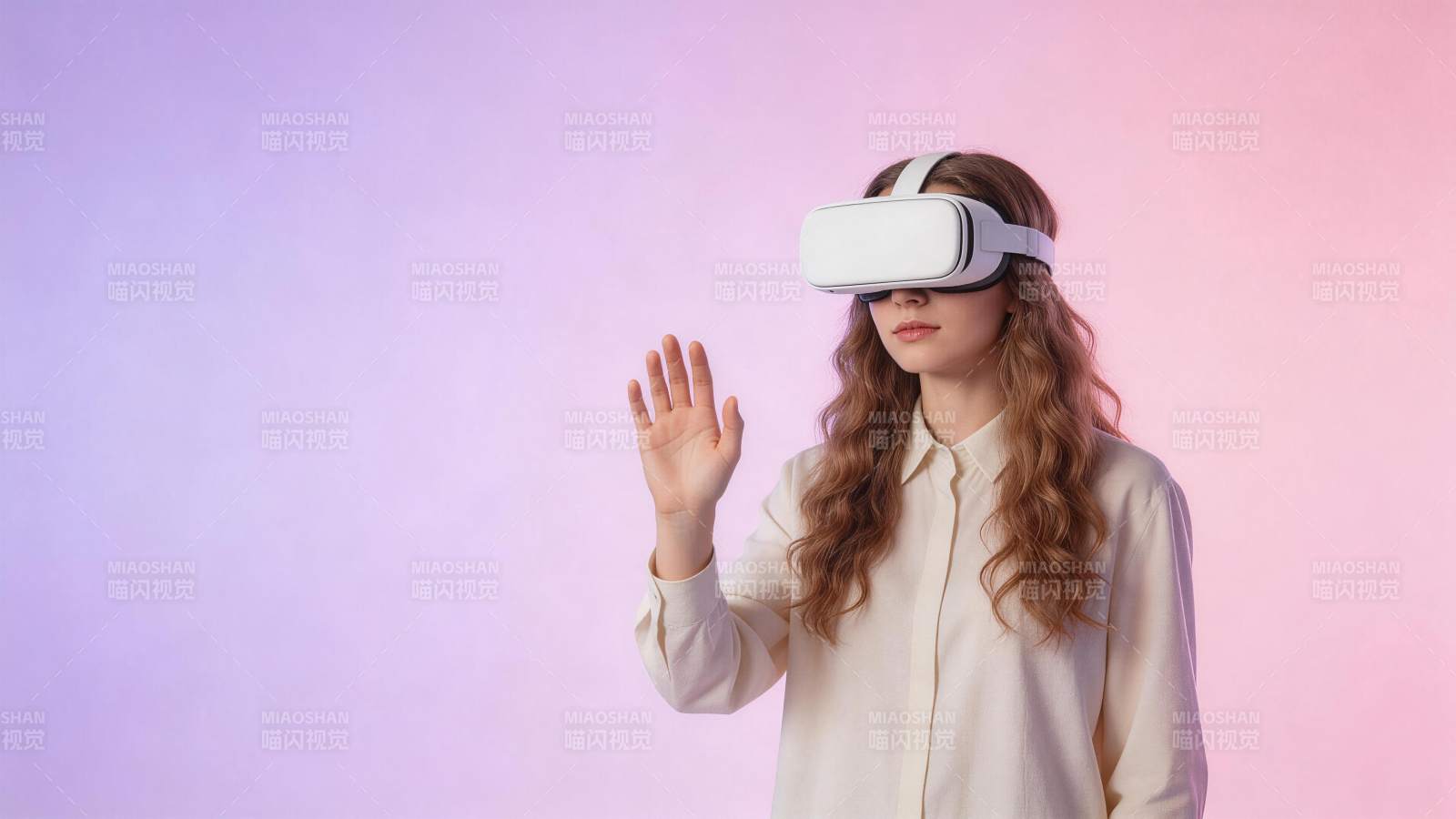 女性佩戴白色VR头显进行虚拟现实交互图片