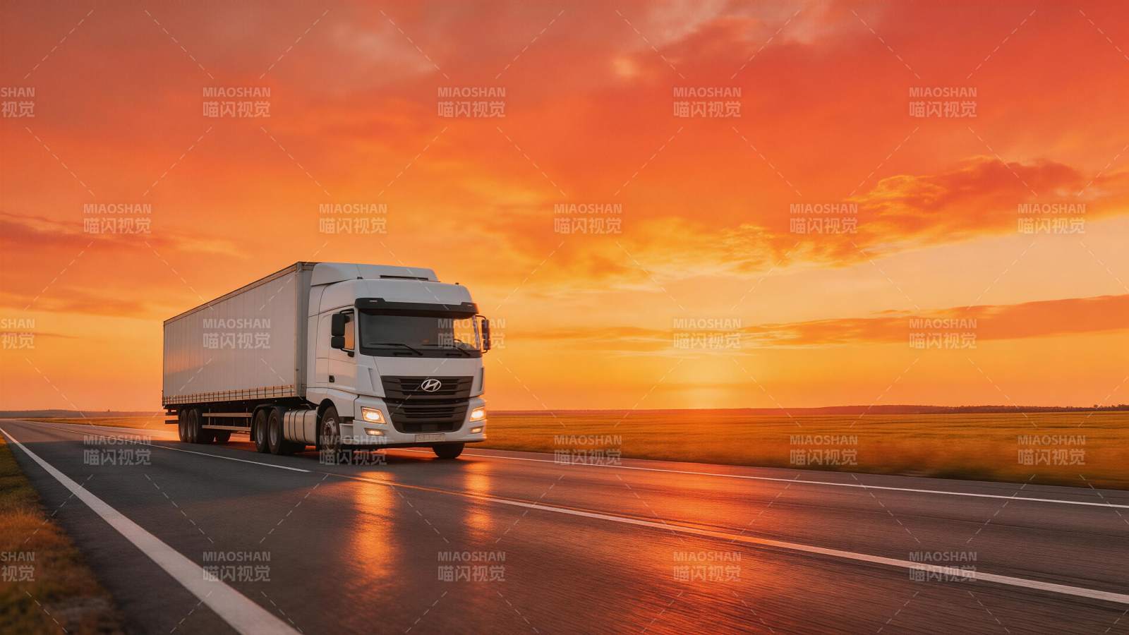 白色货车行驶在夕阳下的公路上图片