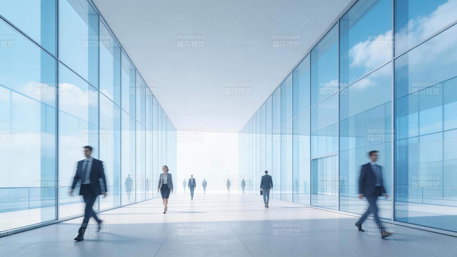 现代玻璃走廊中穿行的商务人士图片
