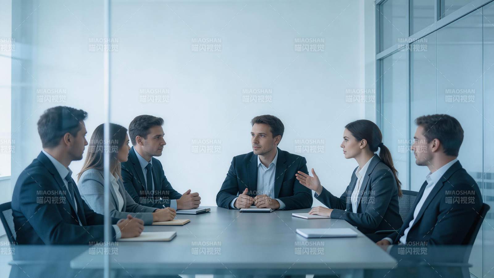 六位职场人士在现代会议室进行商务讨论图片