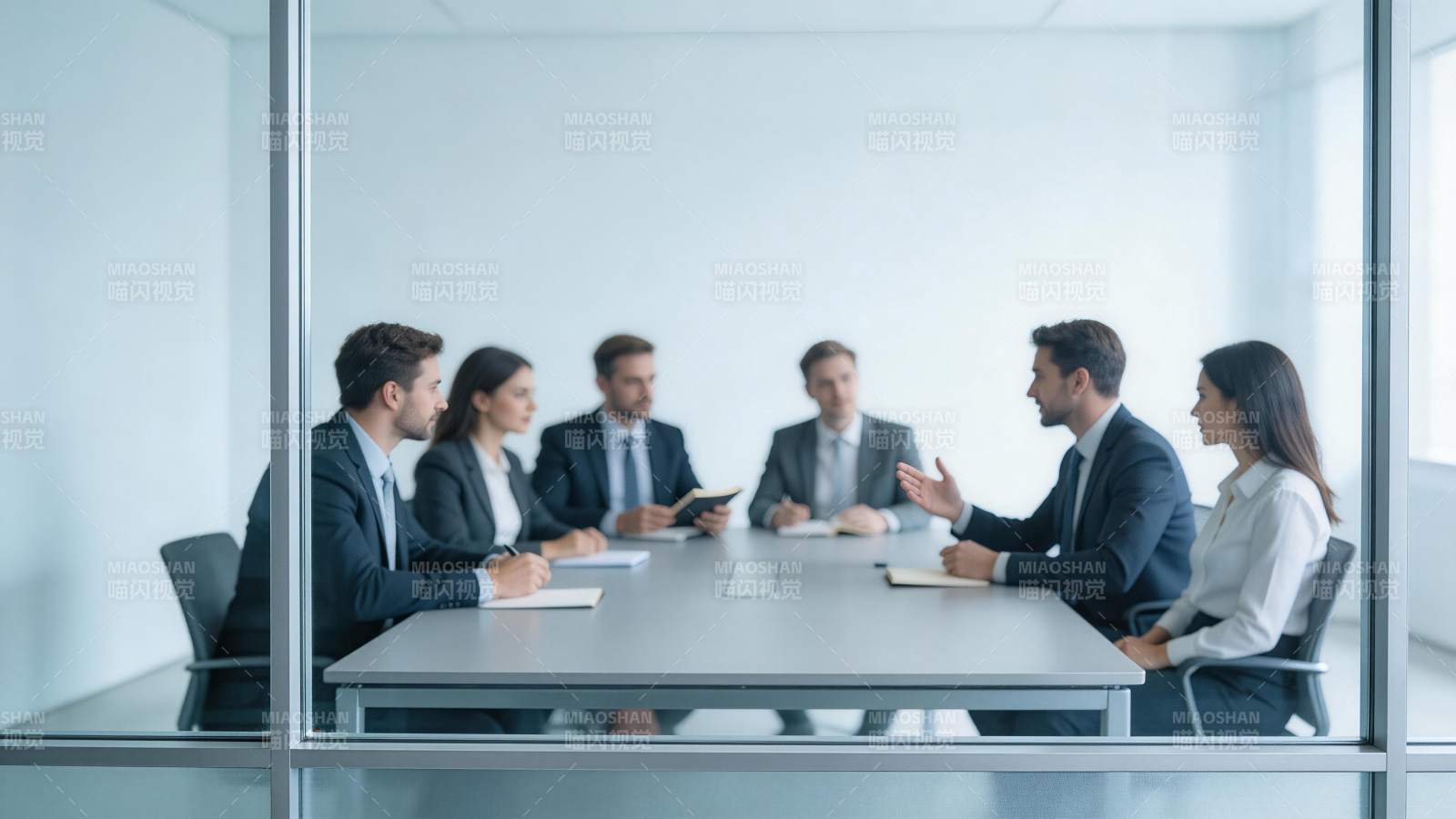 六人商务会议室内围坐长桌讨论场景图片
